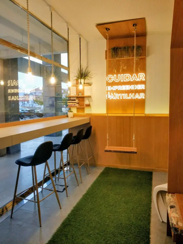 Os dias estão a ficar mais curtos e a luz vai desaparecendo mais cedo. 
Hoje foi mais um dia inteiro de explicações e saio com aquela sensação de missão cumprida.
A semana de testes já começou e sente-se o cansaço, a pressão e também a vontade de fazer melhor.

Partilho esta fotografia do meet do Prontos. É um espaço onde os alunos podem estar antes da explicação se chegarem mais cedo, ou ficar depois a estudar ou simplesmente descansar. Podem rever matéria, fazer trabalhos, usar o wc, a máquina de bebidas e snacks ☕🥪 e ter um momento de pausa no meio da correria.

No domingo muda a hora e para a semana, quando sairmos daqui, já vai ser noite escura. Até lá seguimos juntos, com os dias a encurtar, mas com o trabalho e o esforço a crescer.

#explicacoes #numeroserabiscos #semanadetestes #estudo #calmasempressa #caldasdarainha